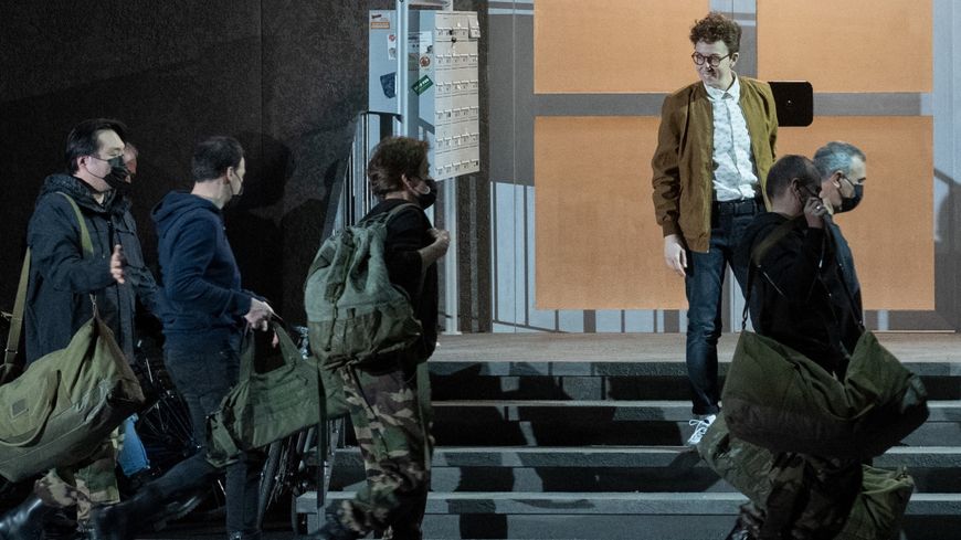 Gounod, Faust – mise en scène Tobias Kratzer, direction musicale Lorenzo Viotti : Michèle Losier (Siebel) et les soldats