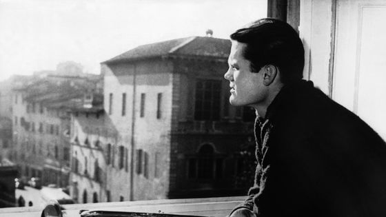 Chet Baker contemple la ville de Lucca en Italie ©Getty