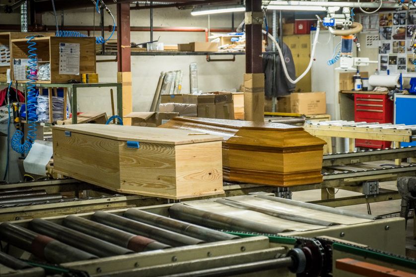 L'usine de cercueils OGF à Jussey (Haute-Saône) est la plus grosse d'Europe. 