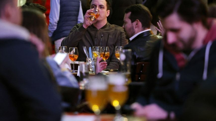 Les Anglais, ici à Londres, peuvent retourner boire un verre en terrasse depuis le 12 avril 2021