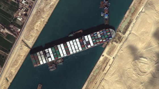 Le Porte-conteneurs Ever Given bloqué dans le canal de Suez (mars 2021). ©Getty - © DigitalGlobe / ScapeWare3d