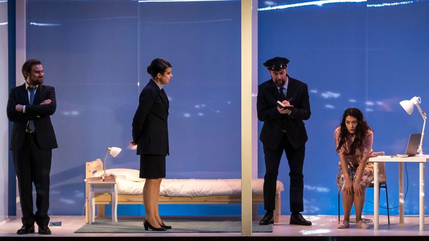 Connesson, Les Bains macabres – livret Olivier Bleys, dir. Arie van Beek, m. en sc. Florent Siaud : Fabien Hyon (Nestor), Anna Destraël (Miranda), Geoffroy Buffière (Prosper), Sandrine Buendia (Célia)