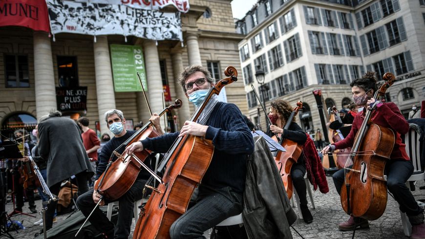 Des musiciens donnent un concert de musique classique en plein air devant le théâtre de l'Odéon dans le centre de Paris le 27 mars 2021, en marge d'une manifestation de travailleurs de la culture