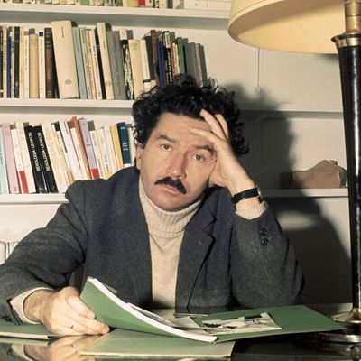 Alain Robbe-Grillet à son bureau, aux éditions de Minuit à Paris (1969)