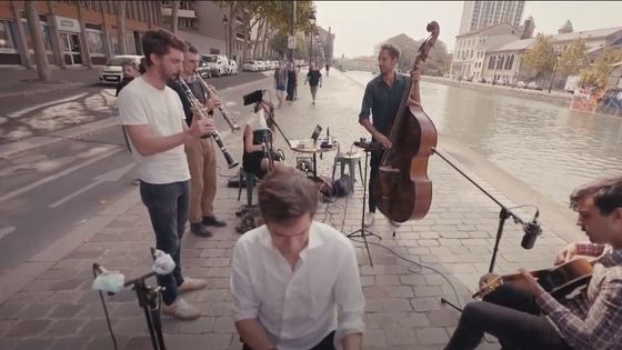 Le collectif Paris swing en concert filmé dans les rues de Paris