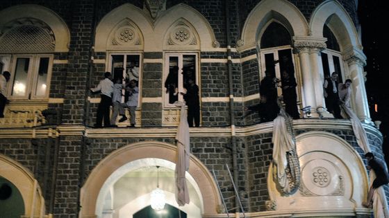 Bombay, 26 novembre 2008, des employés et des clients utilisent des rideaux pour s'échapper de l'hôtel Taj Mahal en feu, site d'une des attaques terroristes. ©AFP - LORENZO TUGNOLI