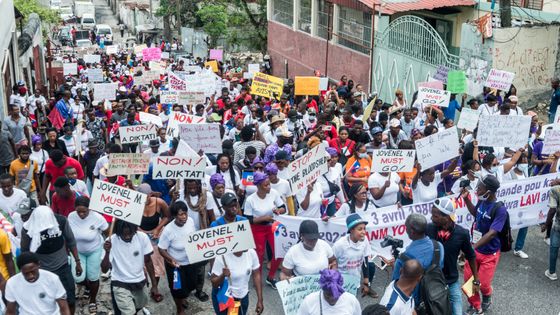 Des manifestants Haïtiens défilant à Port-au-Prince pour dénoncer la violence des gangs et le gouvernement haïtien, 3 avril 2021 ©AFP - REGINALD LOUISSAINT JR