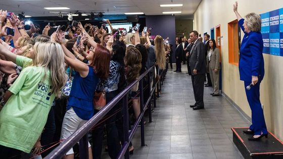Hillary Clinton à l'aéroport d'Orlando, en septembre 2016. - victomato (@Victor Ng) / Twitter