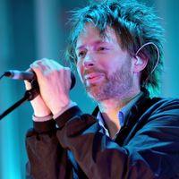 Thom Yorke avec Radiohead sur la scène du Roskilde Festival en juillet 2008 | (Didier Messens/Redferns)