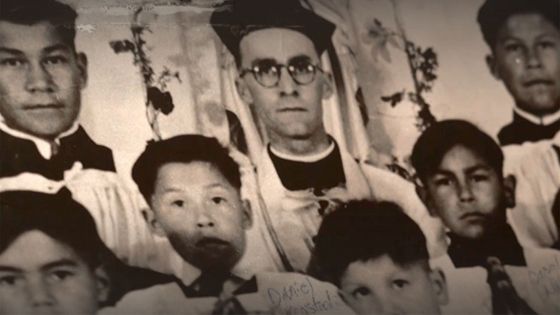 Jusqu’en 1996, le gouvernement canadien a tenté d’évangéliser de force les populations autochtones en enfermant leurs enfants dans des pensionnats. Ici capture écran du documentaire "Tuer l'indien au cœur de l'enfant" de Gwenlaouen Le Gouil - Arte