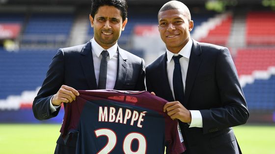 Le président qatari du PSG Nasser El Khelaifi lors du recrutement de Kylian Mbappé en 2017 ©AFP - FRANCK FIFE / AFP