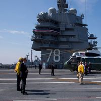 Donald Trump, à ce moment-là président des Etats-Unis, était accueilli à bord de l'USS Gerald R. Ford à Norfolk, en Virginie, le 22 juillet 2017.