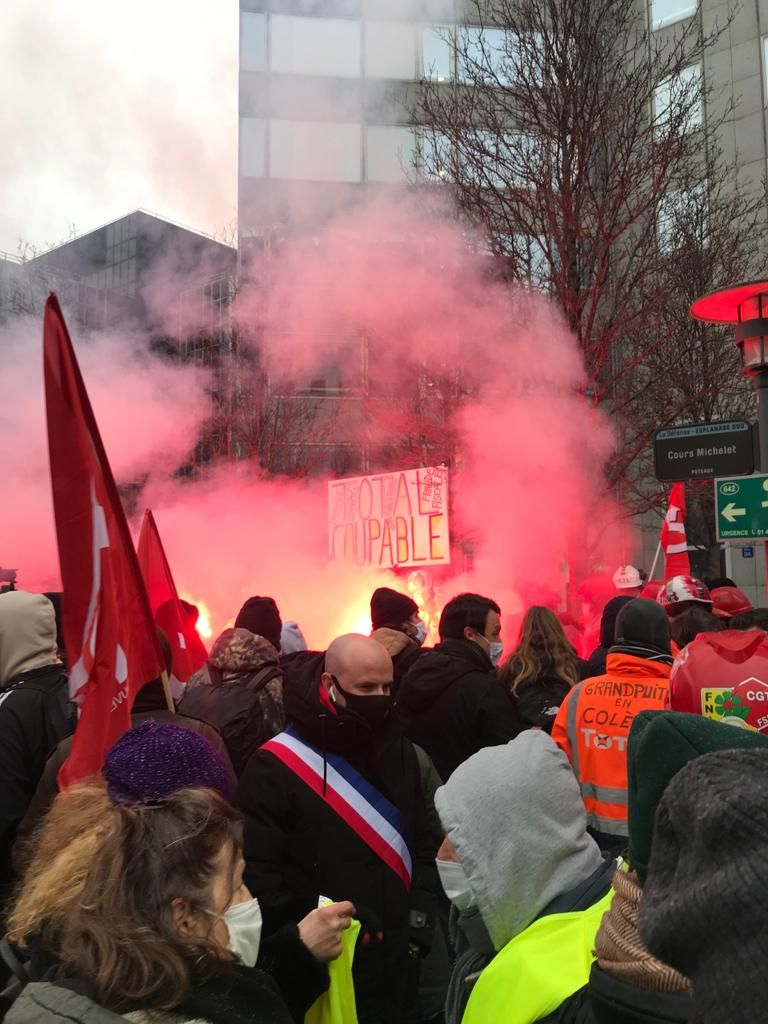 Foule continentale - Cécile désobéissante - Fumigènes