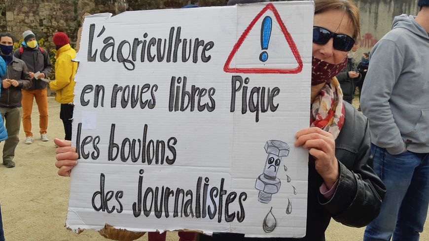 Lors de la manifestation de Rostrenen en soutien à Morgan Large, Anne journaliste localière : "cette affaire concerne tous les journalistes, mais surtout tous les citoyens"