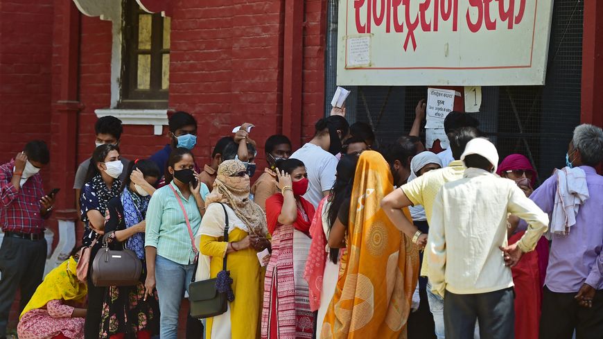 Une file d'attente devant un centre de dépistage de Covid-19 à Allahabad en Inde