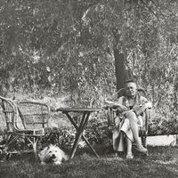 Karl Kraus dans le parc du château de Janowitz, demeure de Sidonie Nádherná von Borutín, en 1933