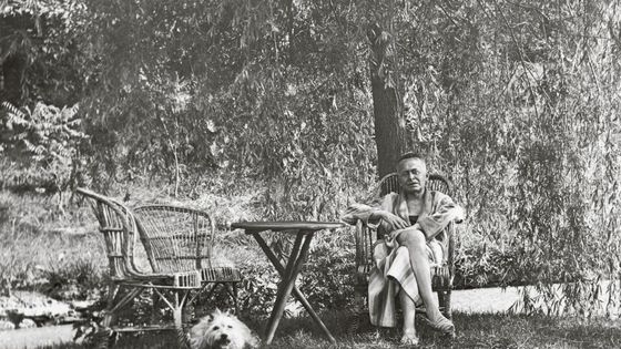 Karl Kraus dans le parc du château de Janowitz, demeure de Sidonie Nádherná von Borutín, en 1933 ©Getty - Imagno