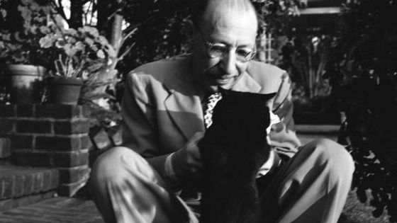 Igor Stravinsky jouant avec son chat 1947 ©Getty