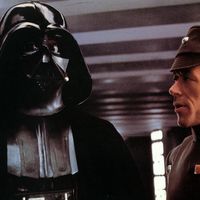 David Prowse interprète Dark Vador dans une scène du film Star Wars en 1977.
