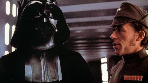 David Prowse interprète Dark Vador dans une scène du film Star Wars en 1977. - 20th Century-Fox/Getty Images