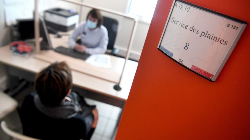 Plus de plaintes pour violences intrafamiliales et pour viols et moins pour vol ou dégradation : l'année 2020 marquée par les confinements