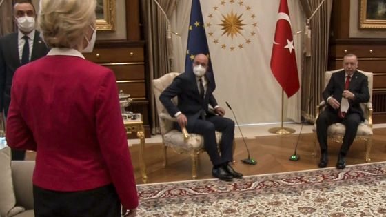 « Humm », la Présidente de la Commission européenne, Ursula Von der Leyen, s’est trouvée perplexe, et debout, en réalisant qu’aucun siège n’avait été prévu pour elle à Ankara. ©AFP - AFP / TURKISH PRESIDENTIAL PRESS SERVICE