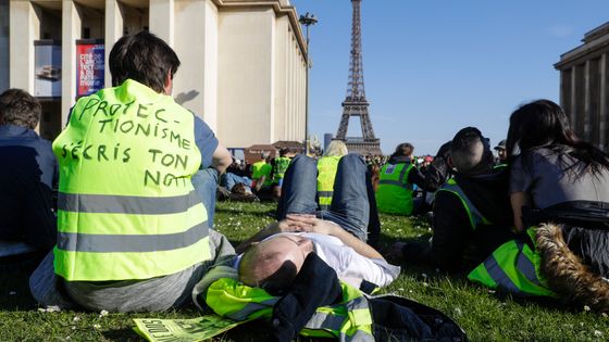 Des gilets jaunes regardant la tour Eiffel depuis la place du Trocadéro à Paris - 30 mars 2019 ©AFP - Geoffroy VAN DER HASSELT