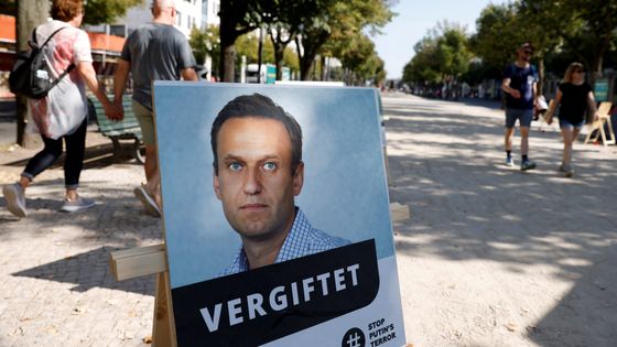 Une photographie d'Alexeï Navalny avec l'inscription "empoisonné" a été placée face à l'ambassade russe de Berlin (Allemagne), lors d'une manifestation, le 23 septembre 2020. ©AFP - ODD ANDERSEN