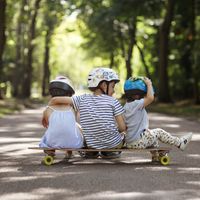 Les communs réinventent la propriété en la concevant non pas comme un droit d'appropriation mais un droit d'usage : comme un jouet partagé entre frères et sœurs, finalement.