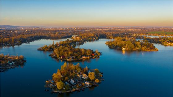 Les îles du Lac Kavicsos situé près de Budapest, Hongrie ©Getty - Andor Süli / EyeEm