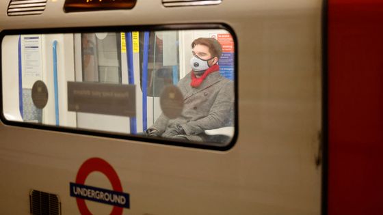 Photo prise dans le métro londonien le 5 janvier 2021, la Grande-Bretagne ayant dû faire face, avant la France, à une recrudescence des cas de coronavirus due au variant britannique. ©AFP - TOLGA AKMEN
