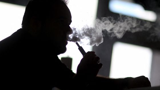 Fumeur de cigarette électronique ©Getty - JOE RAEDLE