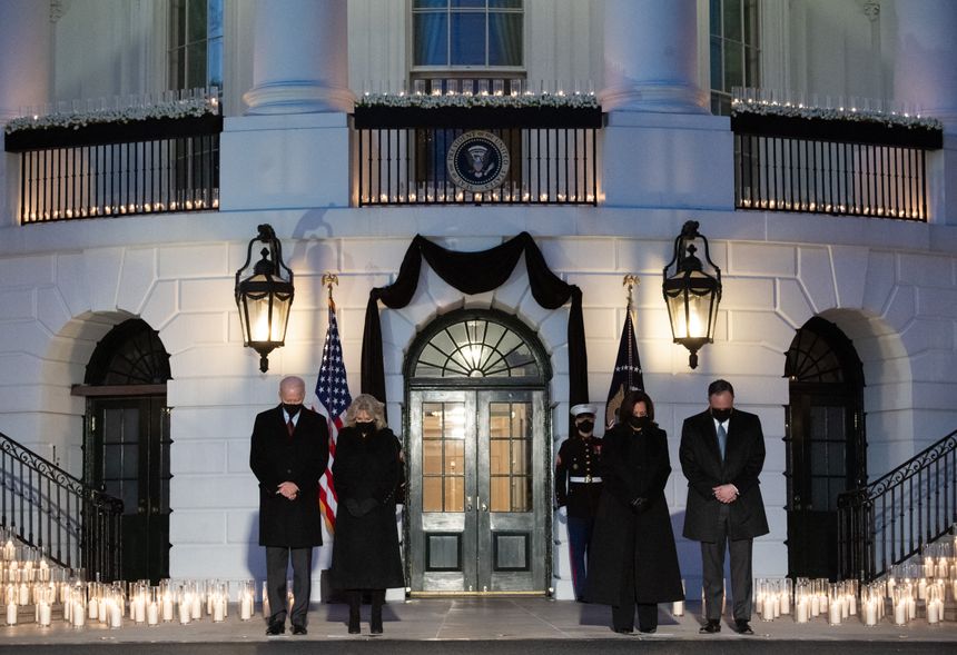 Joe Biden et Kamala Harris rendent hommage aux morts du Covid-19, le 22 février 2021