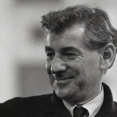 Leonard Bernstein, compositeur, chef d'orchestre, passeur musical et pianiste (Lawrence (Massachusetts), 25 août 1918 – New York, 14 octobre 1990)