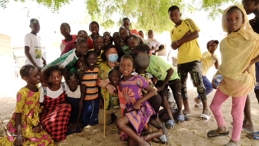 Haidar El Ali avec les jeunes de la commune de Mboula dans le nord Sénégal