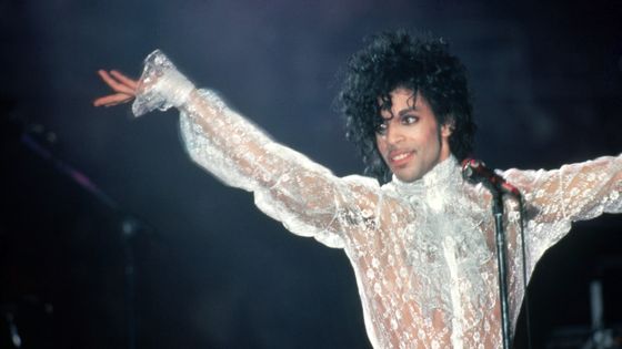 L’auteur-compositeur-interprète, multi-instrumentiste et producteur Prince sur scène lors de la tournée 1984 Purple Rain le 4 novembre 1984, à la Joe Louis Arena de Detroit, Michigan. ©Getty - Ross Marino