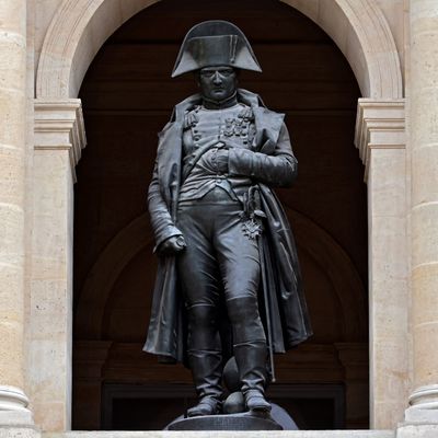 La statue de bronze de l’empereur Napoléon Ier, dans la cour d’honneur de l’hôtel des Invalides, Paris, 2021