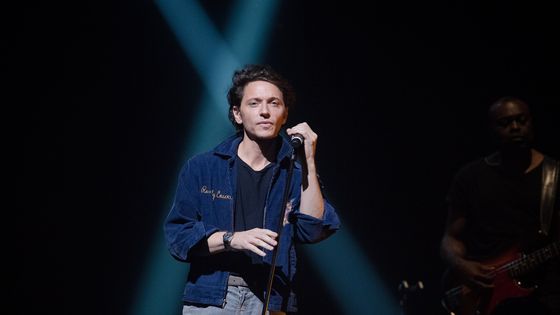 Raphaël, auteur-compositeur-interprète, musicien, écrivain, réalisateur et acteur sur scène lors d’un hommage à Alain Bashung au Grand Rex le 2 octobre 2019 à Paris, France. ©Getty - David Wolff - Patrick / Redferns