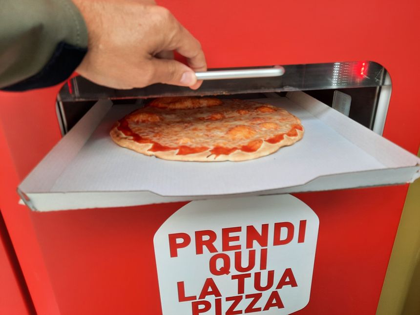 En 3 minutes montre en main la pizza chaude est livrée sur un morceau de carton