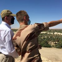 Le Premier ministre Jean Castex en compagnie d'un soldat français de la force Barkhane à Faya Largeau, au Tchad, le 31 décembre 2020.