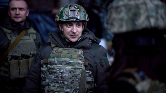 Le Président ukrainien Volodymir Zelensky en visite le 11 février 2021 sur la ligne de cessez-le-feu dans l’est de l’Ukraine, face aux combattants séparatistes pro-russes. ©AFP - Handout / UKRAINIAN PRESIDENTIAL PRESS SERVICE / AFP