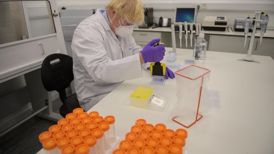 Le Premier ministre britannique, Boris Johnson, a visité une usine du laboratoire franco-autrichien Valneva dès janvier 2020 ©AFP - Wattie Cheung / POOL
