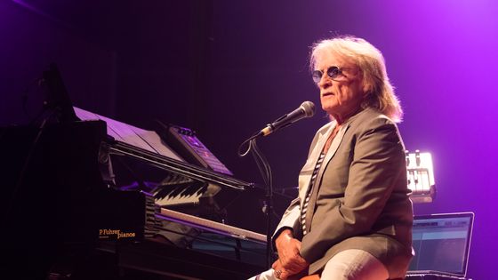 L’auteur-compositeur, et chanteur Christophe en concert pendant le festival 'Voix de Fête' le 9 mars 2015 au Victoria Hall, Genève, Suisse. ©Getty - Lionel FLUSIN/Gamma-Rapho