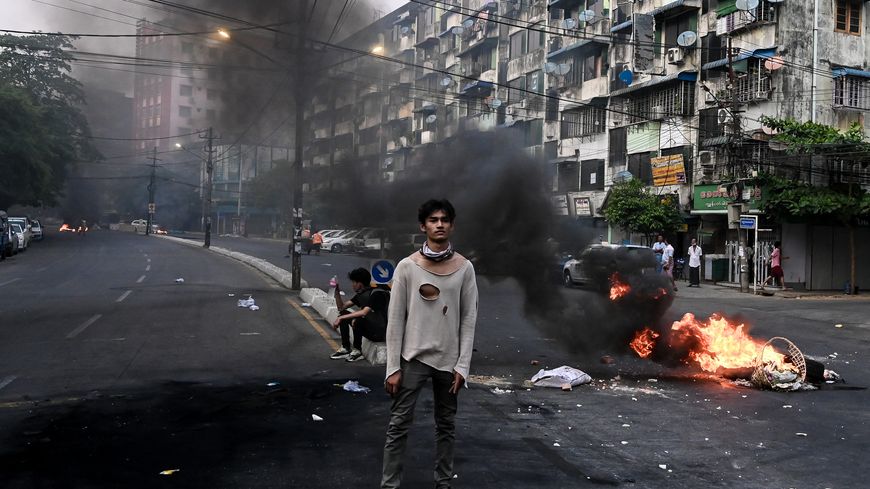 Manifestant près d'une barricade à Rangoun, le 30 mars 2021.