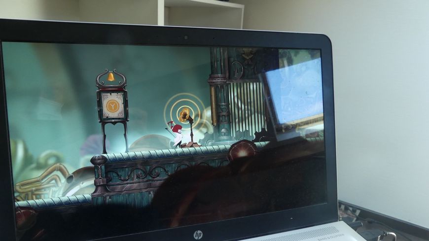 Philémon, le personnage que l'on incarne, en train d'interagir avec un gramophone.