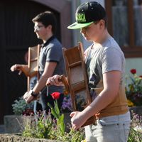 La tradition des crécelles perdure en Alsace. La crécelle est maniée par les enfants dans les rues durant les trois jours qui précédent Pâques