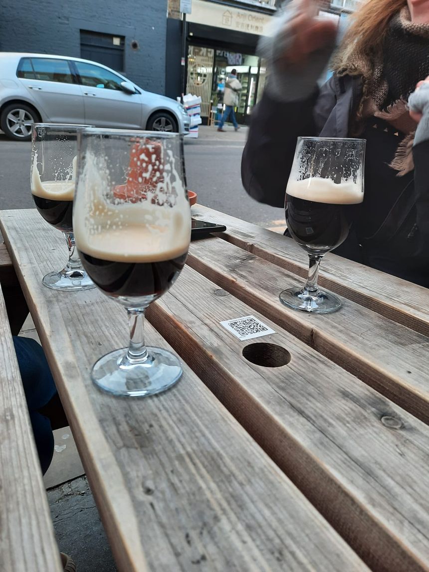 Une table en bois sur un trottoir, des bancs, des amis, des verres... ça m'avait tellement manqué