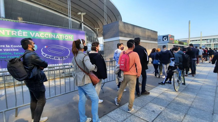 Au Stade de France, file d'attente de personnes sans rendez-vous espérant une dose de vaccin. Saint-Denis (Seine-Saint-Denis), 27 avril 2021.