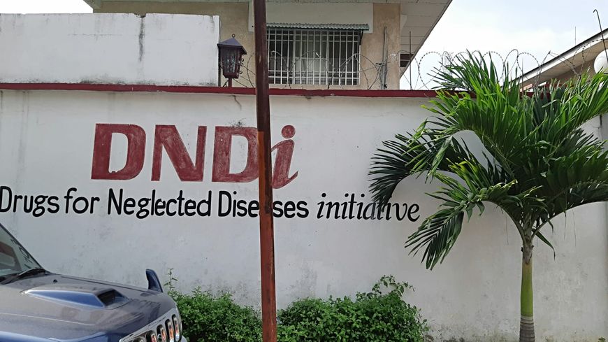 Le siège de DNDi à Kinshasa, à l'abri d'un grand mur peint.