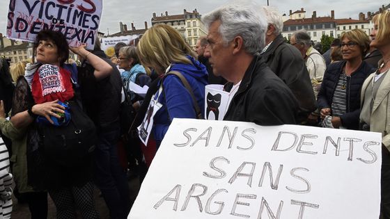 Depuis la liquidation judiciaire des centres en 2017, 1500 plaintes ont été déposées par les anciens patients de Dentexia ©AFP - PHILIPPE DESMAZES